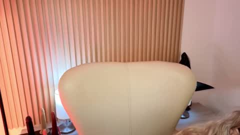 Marian Love  online show from 10-18-25, 11:00