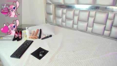 Snapshot of marianreynolds chatting on 05-15-26, 02:07 MARIAN online show from 05-15-26, 02:07