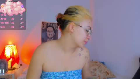 Snapshot of marieetaylor chatting on 05-21-26, 07:10 Mariee online show from 05-21-26, 07:10