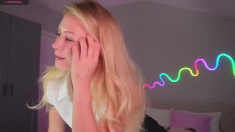 Snapshot of marisii chatting on 04-10-26, 05:06 Mary online show from 04-10-26, 05:06