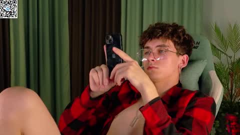 Snapshot of mark_safr chatting on 10-06-25, 07:33 Mark online show from 10-06-25, 07:33