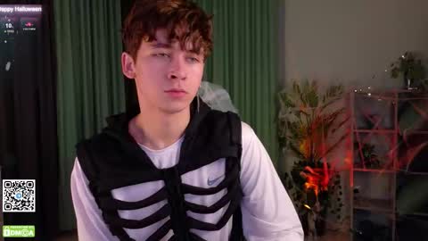 Snapshot of mark_safr chatting on 10-31-25, 11:22 Mark online show from 10-31-25, 11:22