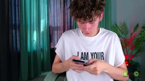 Snapshot of mark_safr chatting on 06-19-26, 02:49 Mark online show from 06-19-26, 02:49