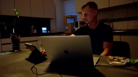 Snapshot of markcgn242649 chatting on 04-05-26, 06:27 markcgn242649 online show from 04-05-26, 06:27