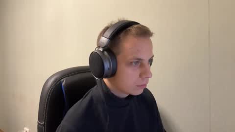 Snapshot of maroooa chatting on 12-17-25, 08:04 Marko online show from 12-17-25, 08:04