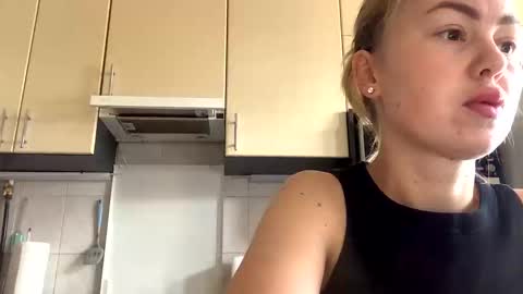 Snapshot of martaluna_ chatting on 10-29-25, 07:10 Marta online show from 10-29-25, 07:10