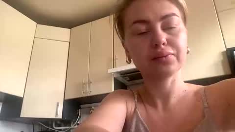 Snapshot of martaluna_ chatting on 11-05-25, 06:13 Marta online show from 11-05-25, 06:13