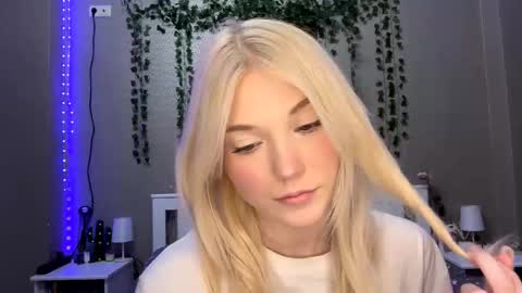 Snapshot of marvawillinghurst chatting on 01-08-26, 05:04 Lisa online show from 01-08-26, 05:04