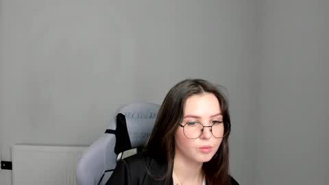 Snapshot of mary_wave_ chatting on 05-18-26, 11:27 Alice online show from 05-18-26, 11:27