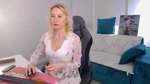 Snapshot of marysantamonika chatting on 04-05-26, 01:41 Mary online show from 04-05-26, 01:41