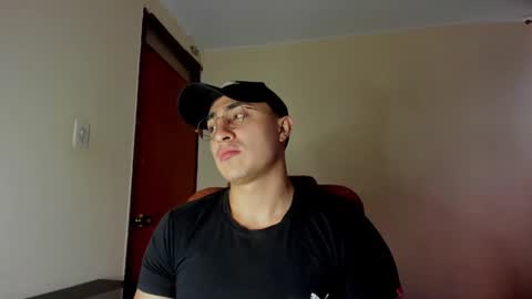 Snapshot of masterfiterotic chatting on 02-13-25, 10:33 masterfiterotic online show from 02-13-25, 10:33