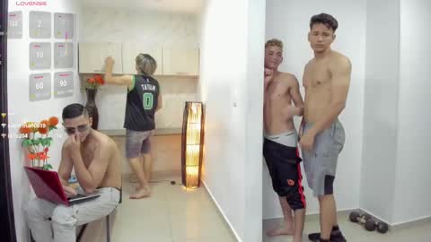 Snapshot of masters_sexx chatting on 02-15-25, 02:33 Team Cris Darwin- Fernando- Stiven- David online show from 02-15-25, 02:33