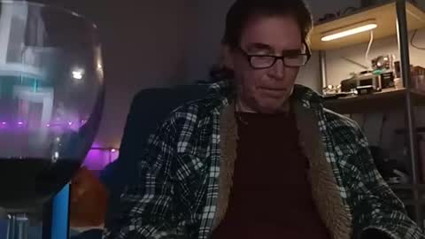 Snapshot of maturewisdom61 chatting on 12-18-25, 02:06 maturewisdom61 online show from 12-18-25, 02:06