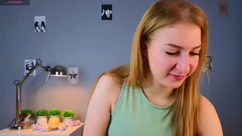 Snapshot of maureencoombs chatting on 10-16-25, 04:24 maureencoombs online show from 10-16-25, 04:24