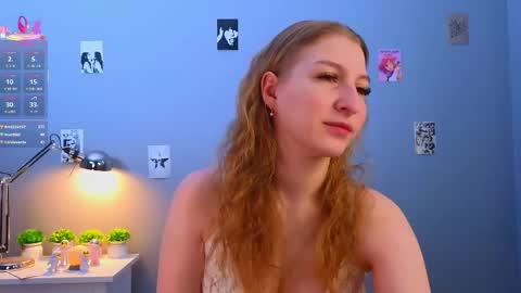 Snapshot of maureencoombs chatting on 11-21-25, 04:11 maureencoombs online show from 11-21-25, 04:11