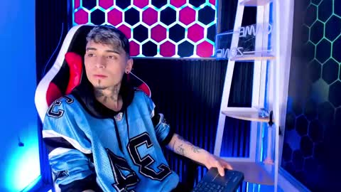 Max online show from 04-12-26, 03:11