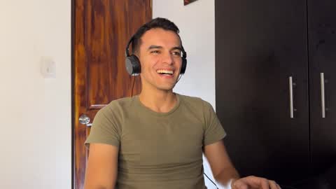 Snapshot of max_lancaster chatting on 12-04-24, 11:57 Max Lancaster online show from 12-04-24, 11:57