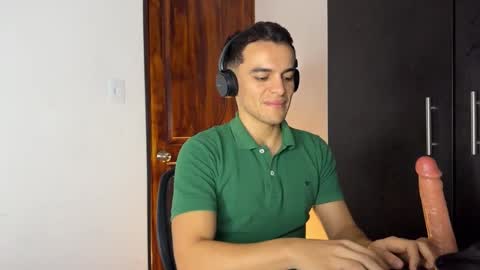 Snapshot of max_lancaster chatting on 12-28-24, 11:05 Max Lancaster online show from 12-28-24, 11:05