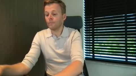 Snapshot of max_straight_1 chatting on 09-18-25, 07:10 Max take off clothes online show from 09-18-25, 07:10