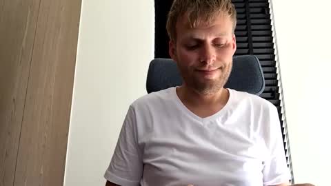 Snapshot of max_straight_1 chatting on 10-09-25, 10:57 Max take off clothes online show from 10-09-25, 10:57