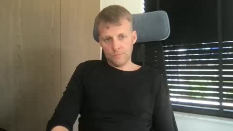 Snapshot of max_straight_1 chatting on 04-27-26, 12:14 Max take off clothes online show from 04-27-26, 12:14