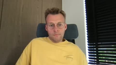 Snapshot of max_straight_1 chatting on 06-09-26, 11:00 Max take off clothes online show from 06-09-26, 11:00