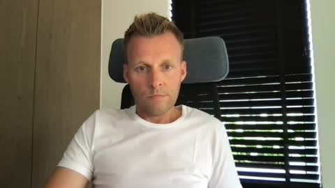 Snapshot of max_straight_1 chatting on 07-23-26, 09:51 Max take off clothes online show from 07-23-26, 09:51