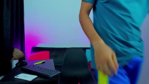 MAX     online show from 02-15-26, 07:49