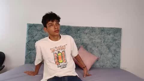 Snapshot of maxfrost_1 chatting on 12-19-25, 07:21 M A X F R O S T online show from 12-19-25, 07:21