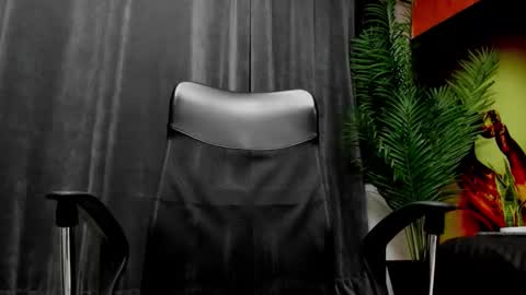 Snapshot of maxi_styles chatting on 02-14-26, 11:40 Alex online show from 02-14-26, 11:40