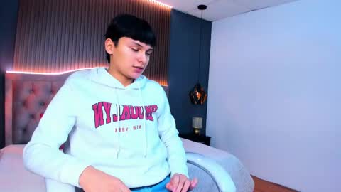 Snapshot of maxii18_ chatting on 10-13-25, 01:00 -- -- online show from 10-13-25, 01:00