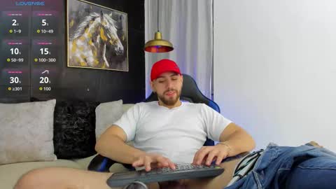 Snapshot of maximo_wolf1 chatting on 10-28-25, 09:17 Maximo Wolf online show from 10-28-25, 09:17