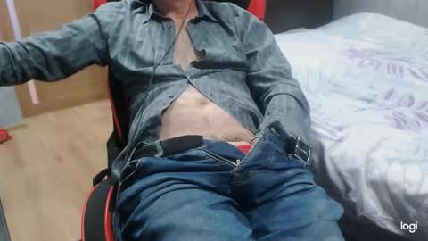 Snapshot of maximus3334 chatting on 10-13-25, 11:21 maximus3334 online show from 10-13-25, 11:21