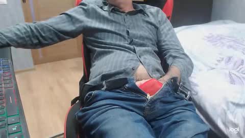 Snapshot of maximus3334 chatting on 10-15-25, 11:32 maximus3334 online show from 10-15-25, 11:32