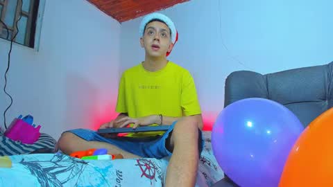 Snapshot of maxowens_oficial chatting on 12-24-24, 10:39 MAX online show from 12-24-24, 10:39