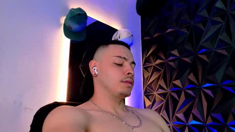 MAX online show from 10-11-25, 07:34