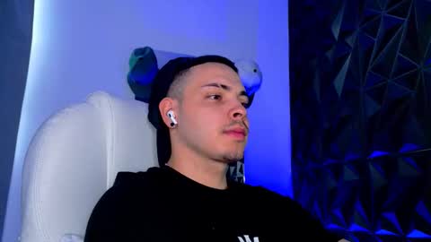 Snapshot of maxwell_dupont chatting on 02-12-26, 03:40 MAX online show from 02-12-26, 03:40