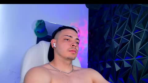 Snapshot of maxwell_dupont chatting on 03-01-26, 08:00 MAX online show from 03-01-26, 08:00