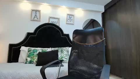 Snapshot of maxxicruz chatting on 12-21-25, 05:25 Maxxi online show from 12-21-25, 05:25