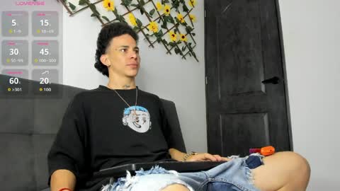 Snapshot of maxxx_bigcock chatting on 06-05-26, 02:40 Max online show from 06-05-26, 02:40