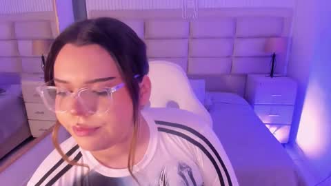 Maxine Minx online show from 01-18-26, 05:55