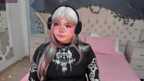 Maxine Minx online show from 04-05-26, 12:30