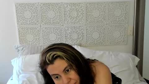 Snapshot of maxzy_star chatting on 12-29-24, 02:21 Victoria online show from 12-29-24, 02:21