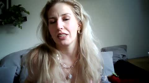 Snapshot of may4jay chatting on 08-08-26, 05:37 may4jay online show from 08-08-26, 05:37