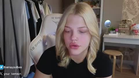 Snapshot of maya_blonde18 chatting on 07-06-26, 04:09 Maya online show from 07-06-26, 04:09