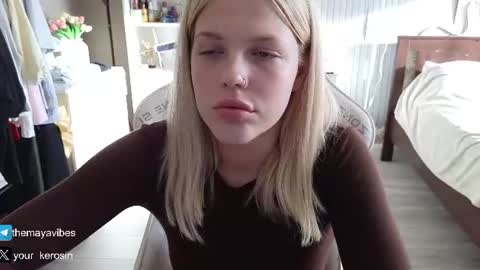 Snapshot of maya_blonde18 chatting on 07-09-26, 03:32 Maya online show from 07-09-26, 03:32