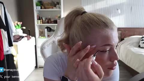 Snapshot of maya_blonde18 chatting on 07-20-26, 03:43 Maya online show from 07-20-26, 03:43