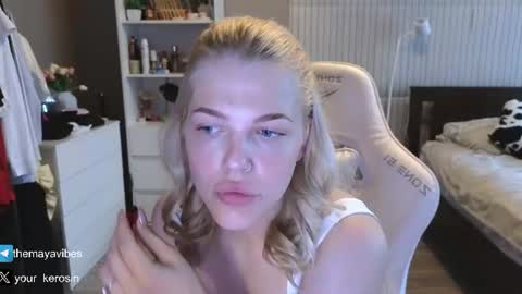 Snapshot of maya_blonde18 chatting on 07-21-26, 03:53 Maya online show from 07-21-26, 03:53