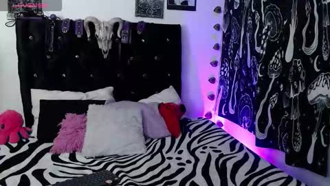 Snapshot of mayaredd chatting on 10-10-25, 03:38 mayaredd online show from 10-10-25, 03:38