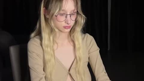 Snapshot of mayvi_cold chatting on 06-23-26, 07:23 mayvi_cold online show from 06-23-26, 07:23